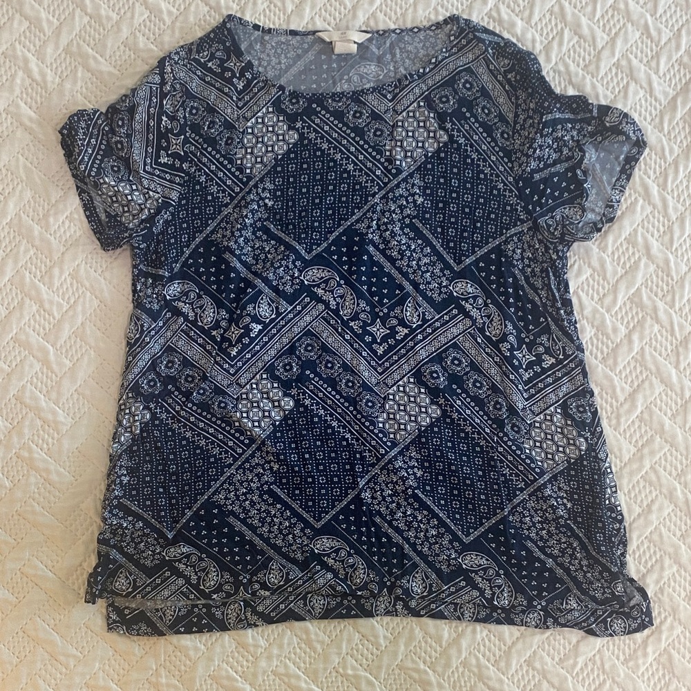 H&M Fun Cute Blue/Navy Paisley Short Sleeve Top women’s size 4